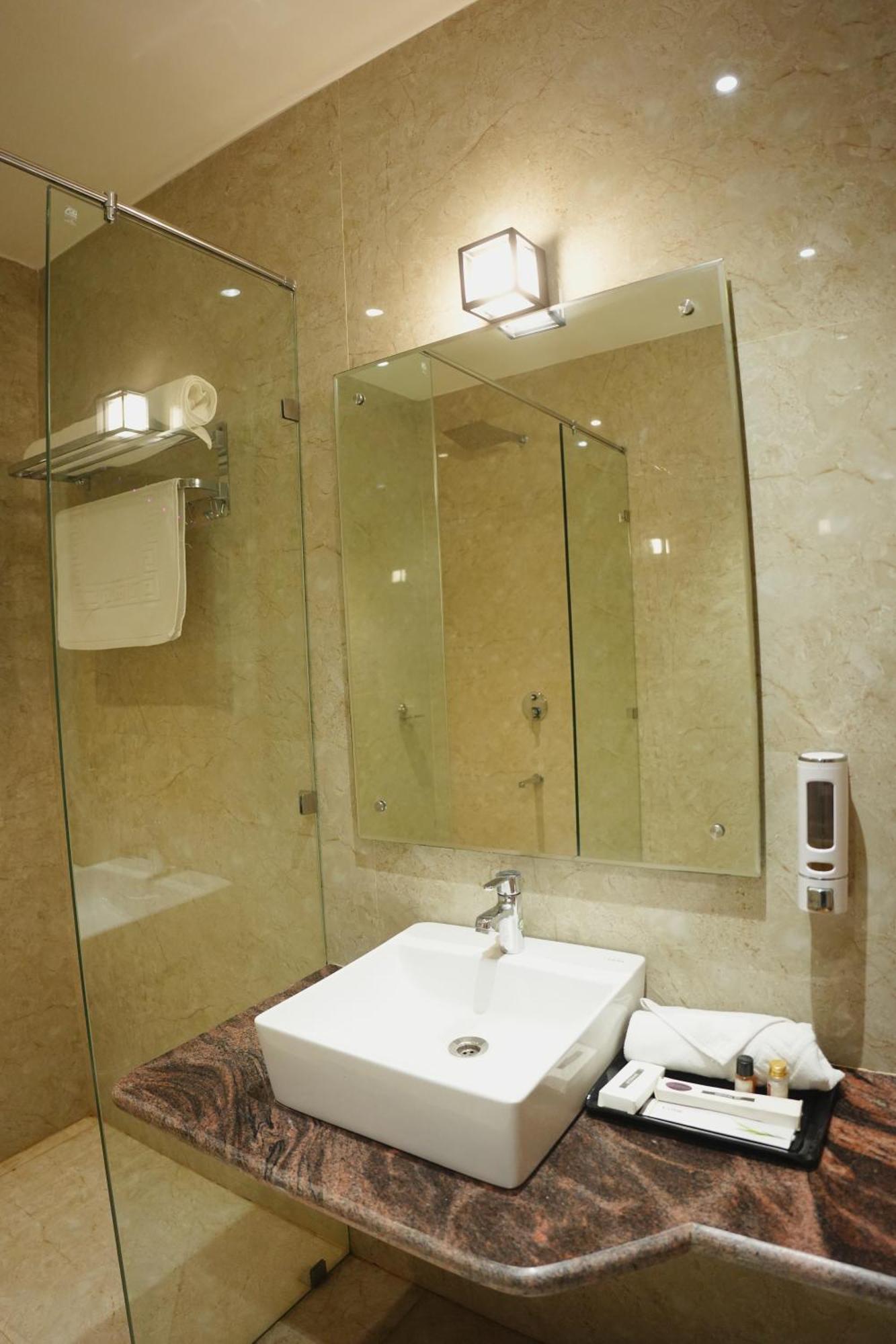 The Krati Resort And Convention Centre Барели Экстерьер фото